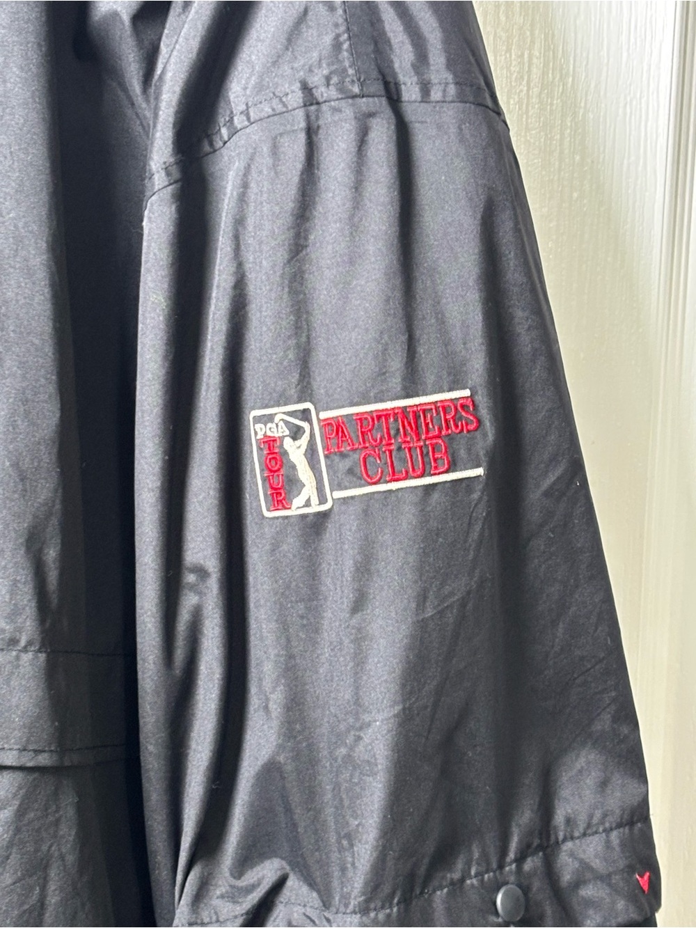 PGA TOUR XL Black & Red Convertible Windbreaker Jacket – Detachable Sleeves - Picture 5 of 12